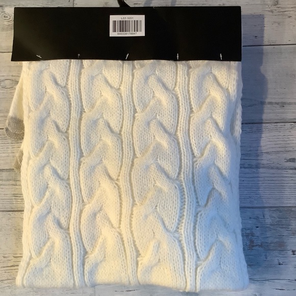 La Valentina NYC 3 Pc Hat, Glove & Scarf Set - Picture 3 of 3